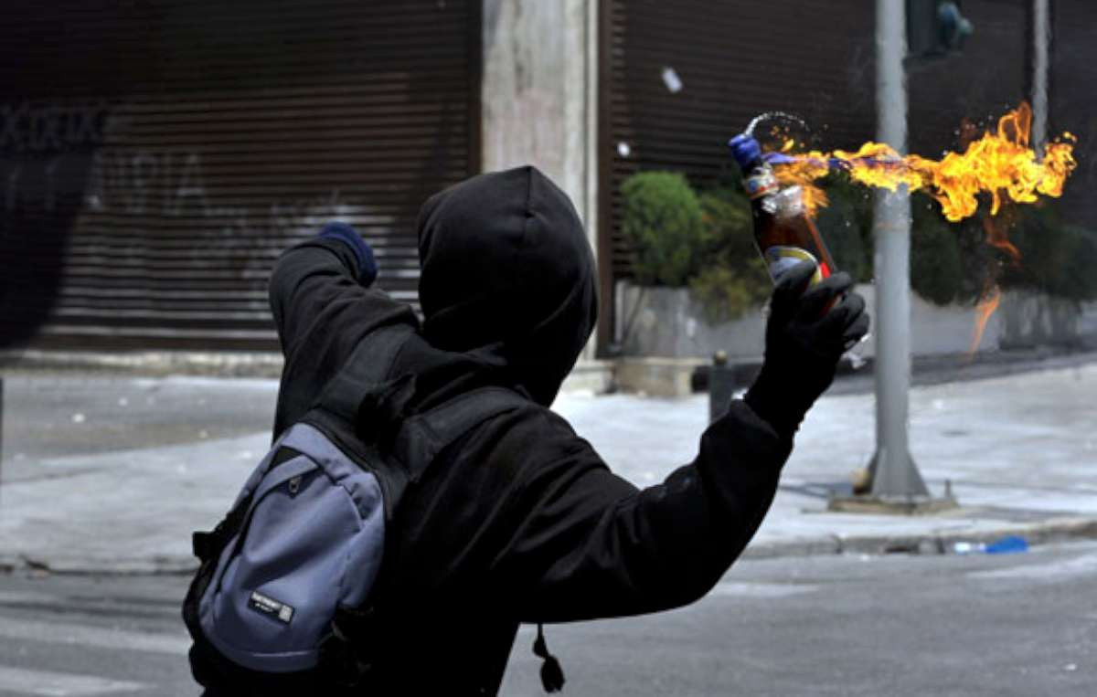 Χάος και πάλι στα Εξάρχεια! Επίθεση με βόμβες μολότοφ σε ΜΑΤ